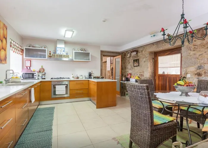 Luxurious House In Braga With Pool Nyaraló